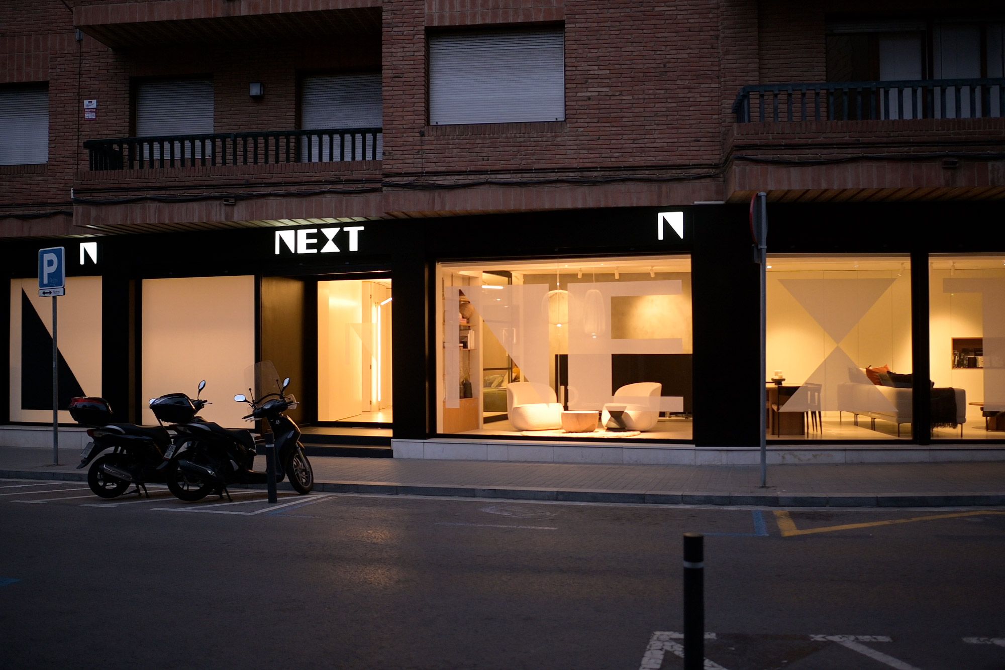 Rediseño marca para NEXT Arquitectura - fachada vinilada